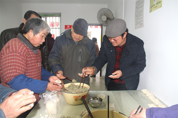 市委书记丁大卫、市长张国华慰问老人，送去新春祝福